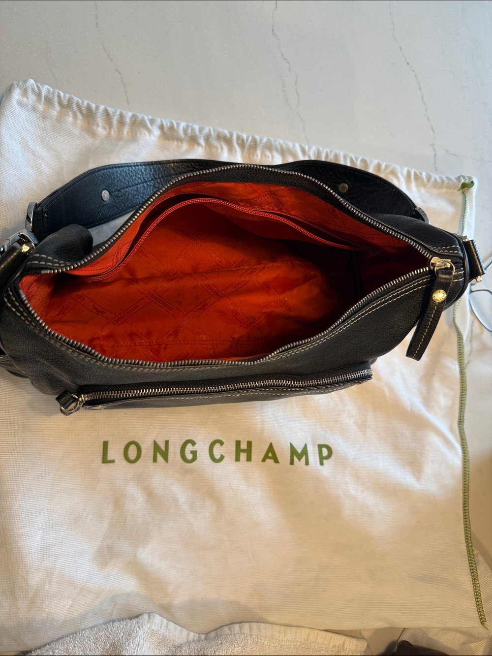 Longchamp Black Leather Shoulder Bag with Wide Contrast-stitched Strap - Picture 4 of 5